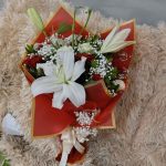 Kırmızı ve beyaz güller ile lilyumlardan hazırlanmış buket – En İyisi Çiçek, Yıldırım Bursa