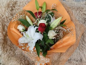 Lilyum ve güllerden hazırlanmış romantik buket – En İyisi Çiçek, Yıldırım Bursa