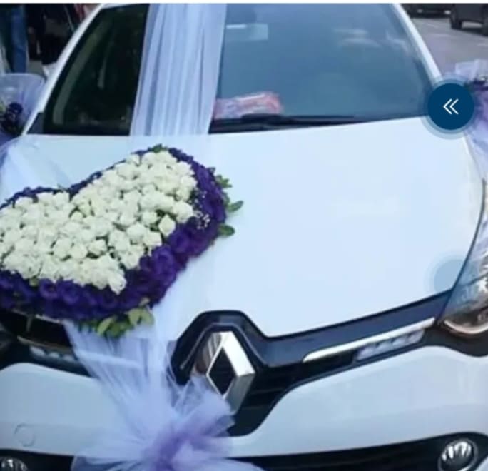 Beyaz Gül Ve Mor Çerçeveli Kalp Formlu Gelin Arabası Süslemesi