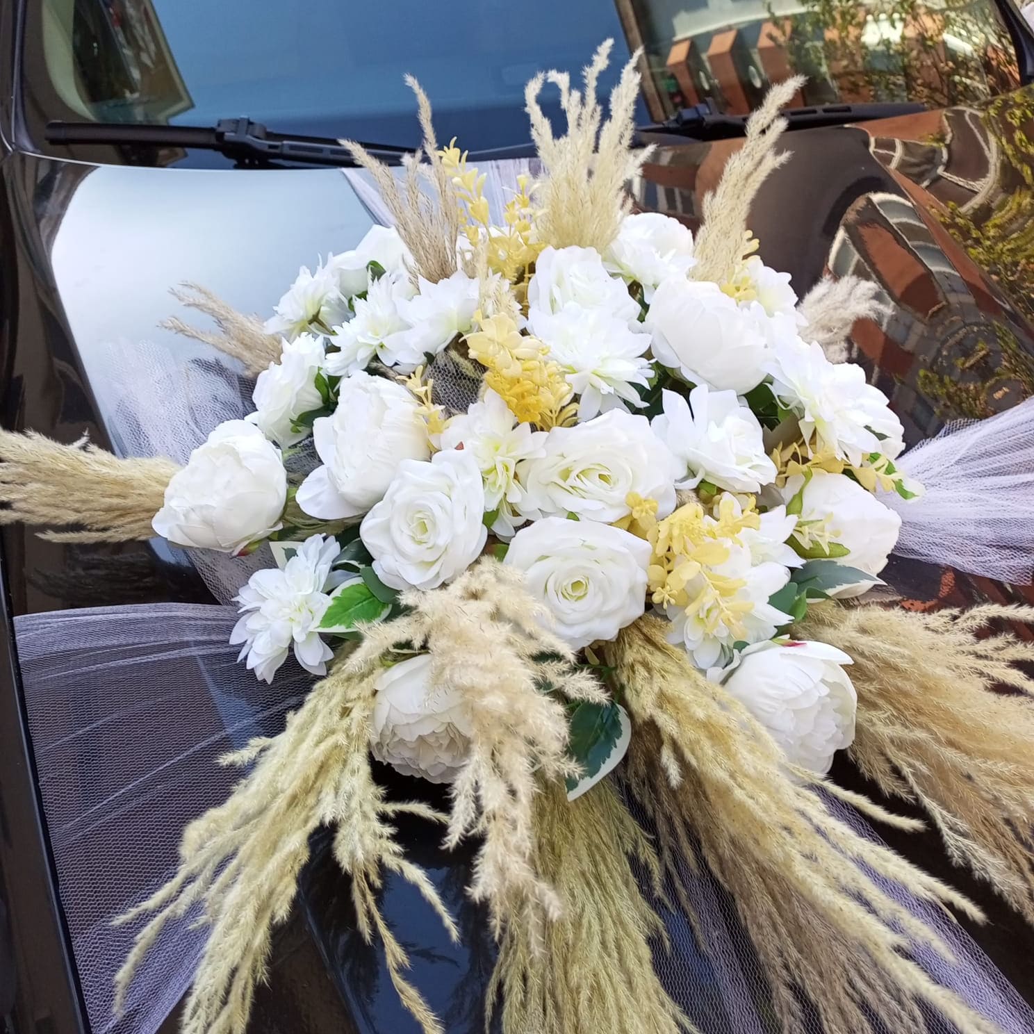 Beyaz Gül Ve Pampas Detaylı Bohem Gelin Arabası Süslemesi 2