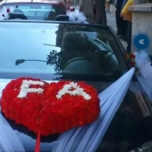Kırmızı Çiçekli Ve Beyaz Baş Harf Detaylı Kalp Formlu Gelin Arabası Süslemesi