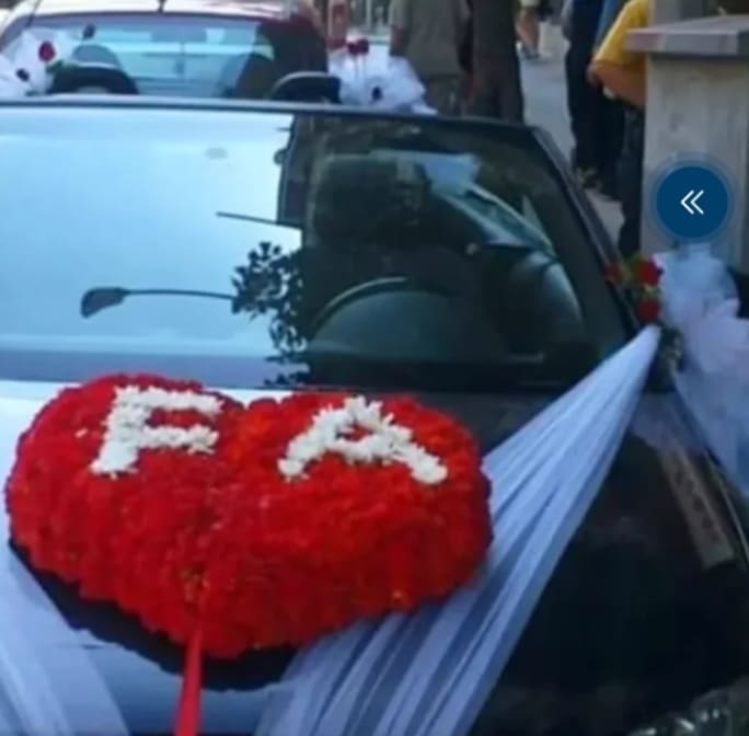Kırmızı Çiçekli Ve Beyaz Baş Harf Detaylı Kalp Formlu Gelin Arabası Süslemesi