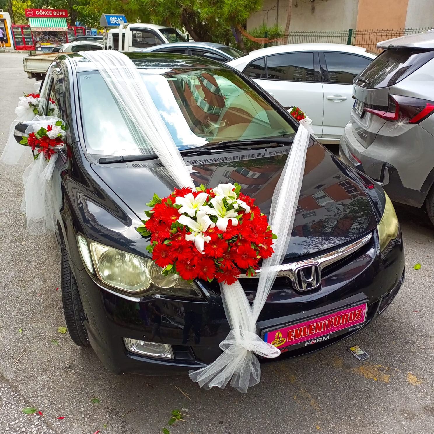 Kırmızı Gerbera Ve Beyaz Lilyum Detaylı Komple Gelin Arabası Süsleme Paketi 2