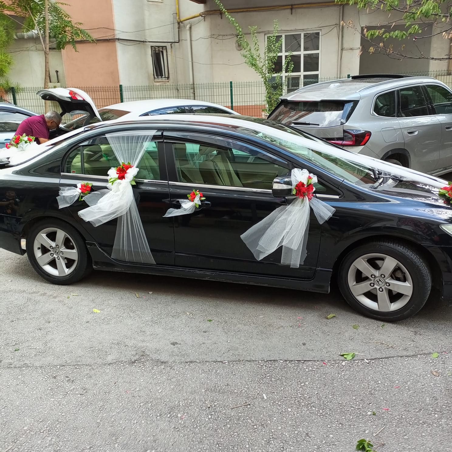 Kırmızı Gerbera Ve Beyaz Lilyum Detaylı Komple Gelin Arabası Süsleme Paketi 3
