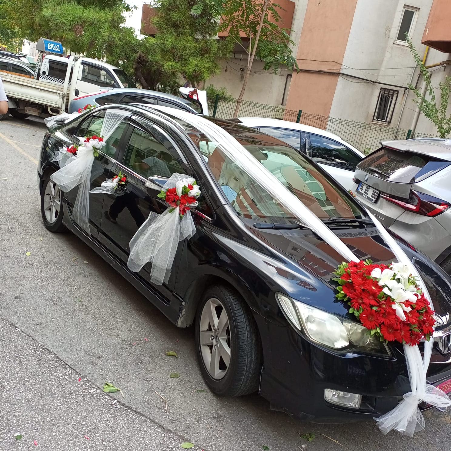 Kırmızı Gerbera Ve Beyaz Lilyum Detaylı Komple Gelin Arabası Süsleme Paketi