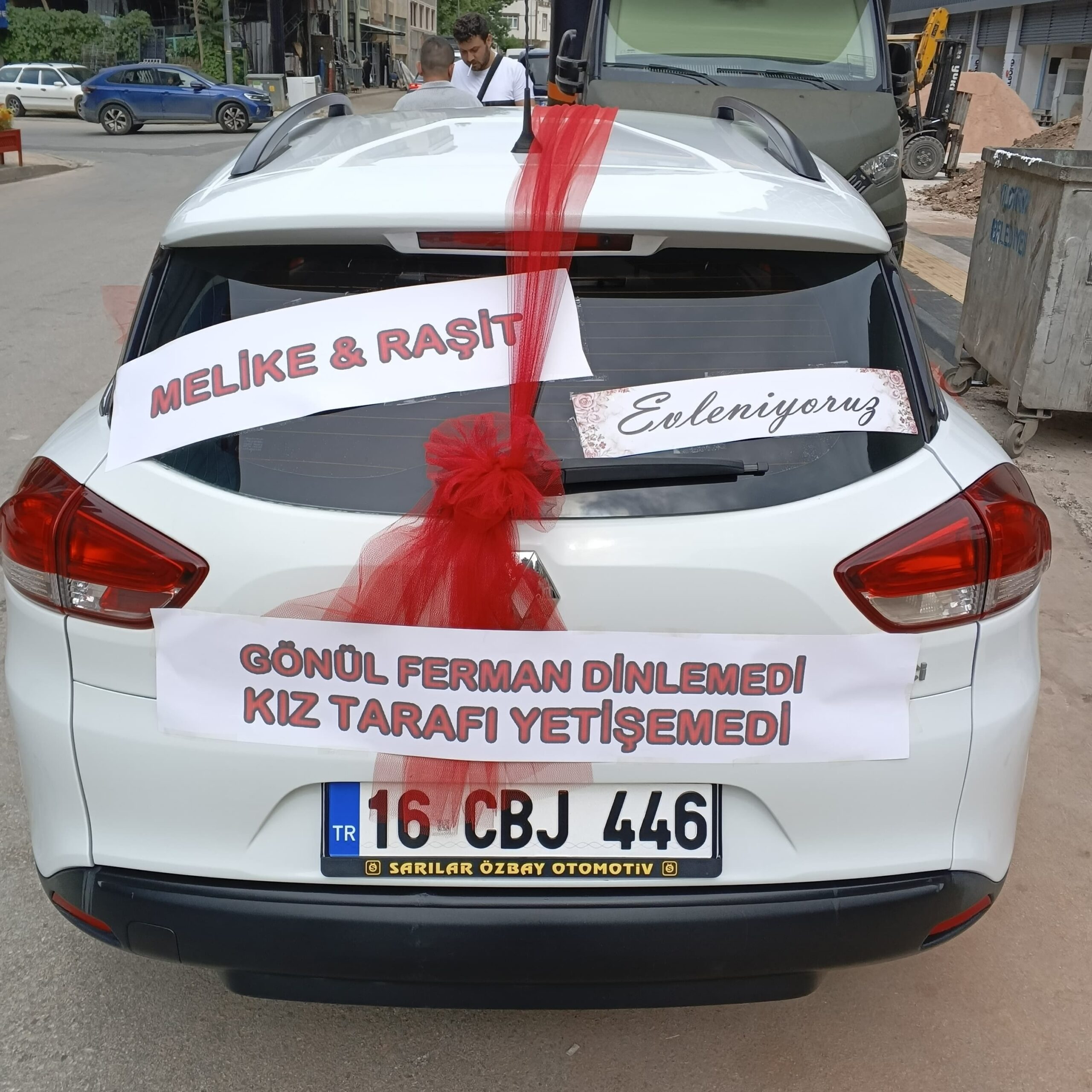 Kırmızı Gerbera Ve Tül Detaylı Gelin Arabası Kaput Süslemesi 2