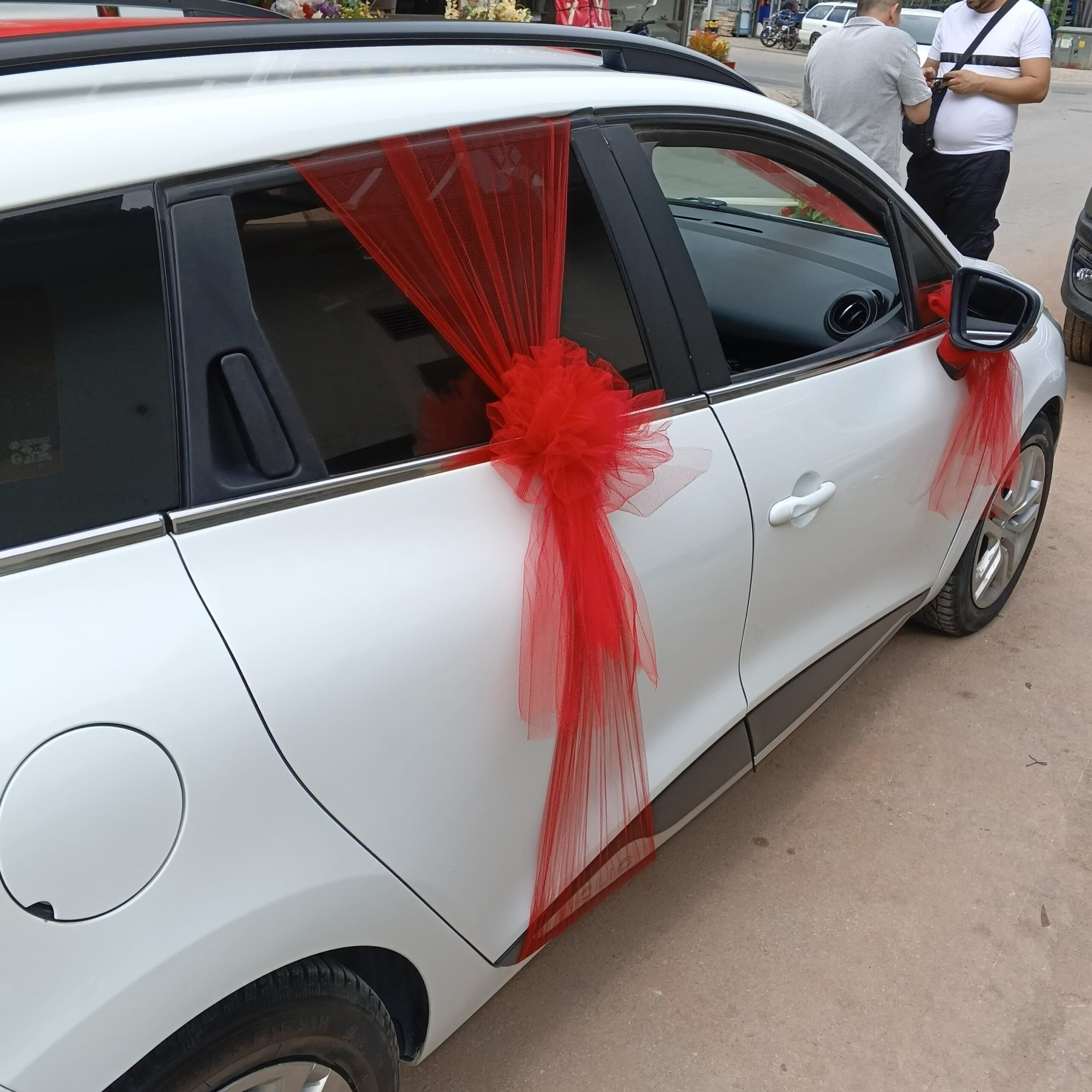 Kırmızı Gerbera Ve Tül Detaylı Gelin Arabası Kaput Süslemesi 3