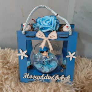 Mavi Ahşap Standlı Ve Fanuslu Hoşgeldin Bebek Çiçek Aranjmanı
